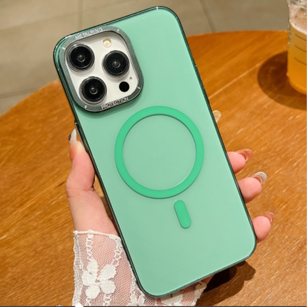 Magnetisk iPhone 15 Pro Max deksel i grønn design, kompatibelt med MagSafe, holdt i en hånd.