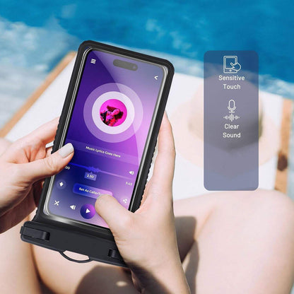 Universelt vanntett etui til smarttelefoner ved bassenget, med berøringsvennlig og gjennomsiktig design.