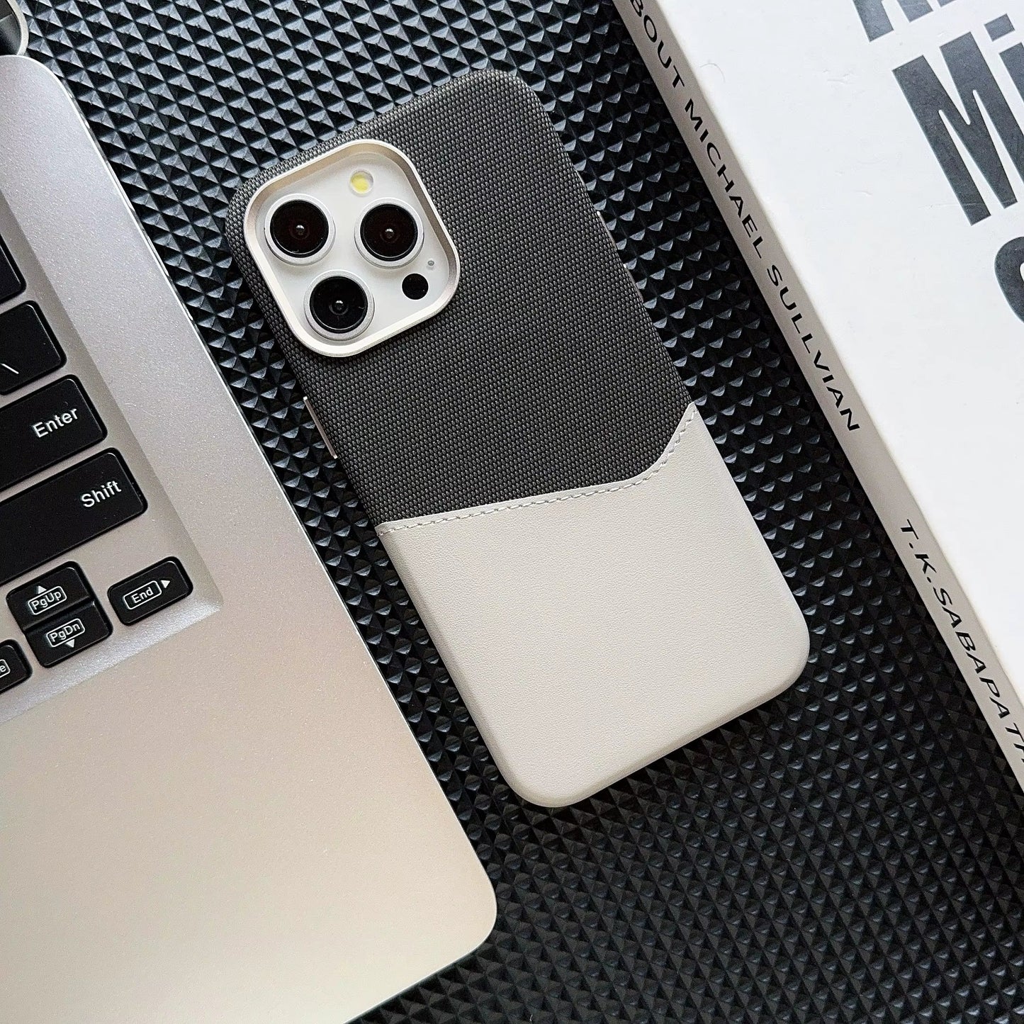 Business luksus bakdeksel med kortholder – iPhone 16 Plus - Svart/Hvit